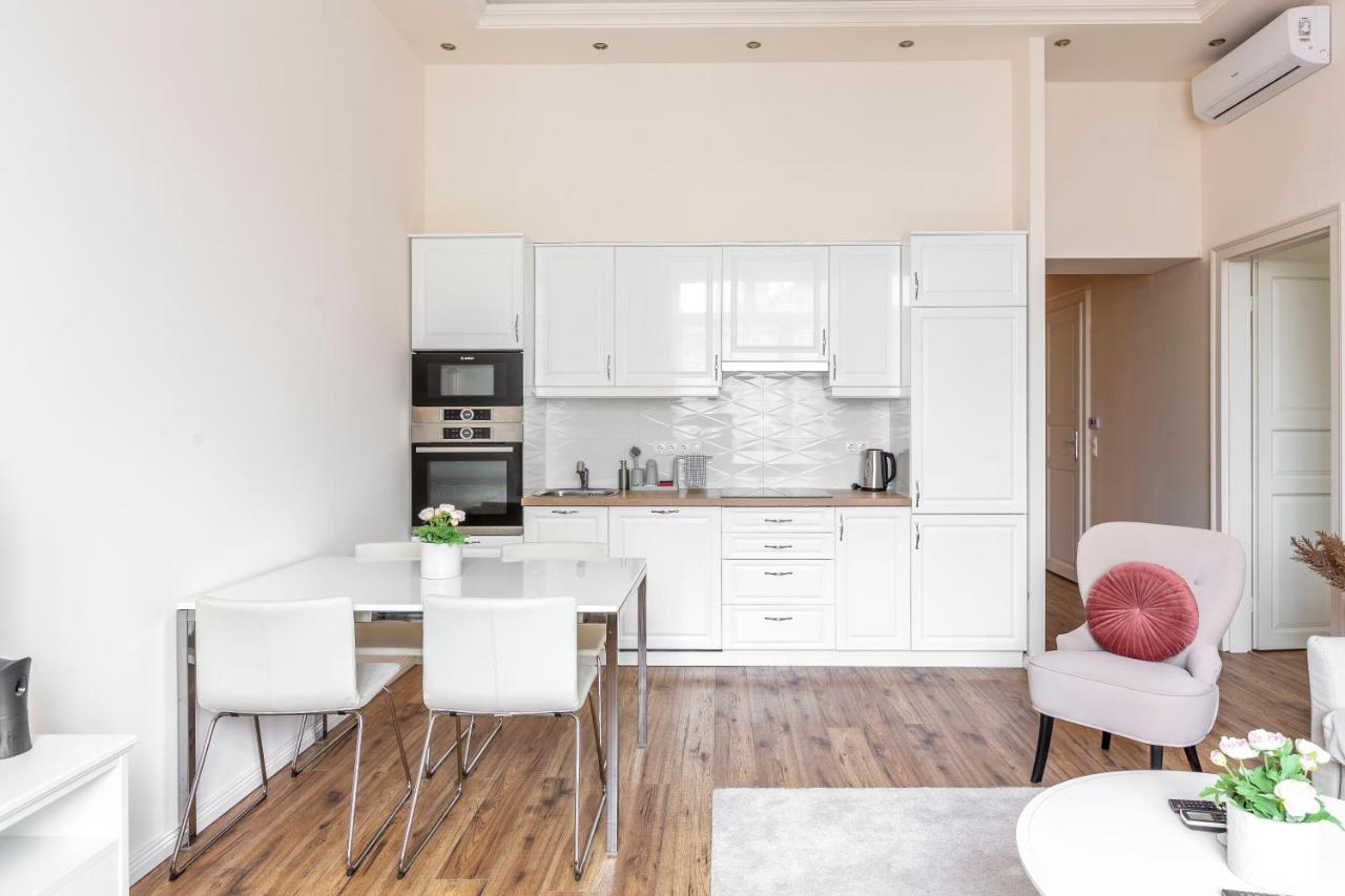 Luxurious Central Apartment In Liszt Ferenc Square Budapest Exterior foto